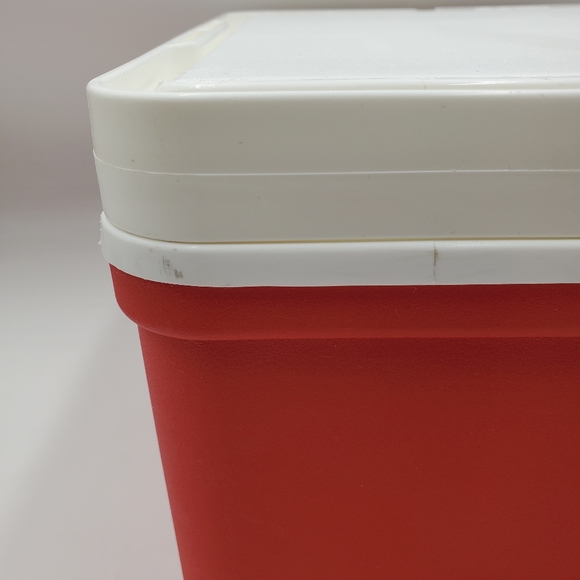 RED IGLOO  COOLER 9 QUARTS 8 LITERS 13 CANS 2020 Made In The USA - Picture 4 of 11